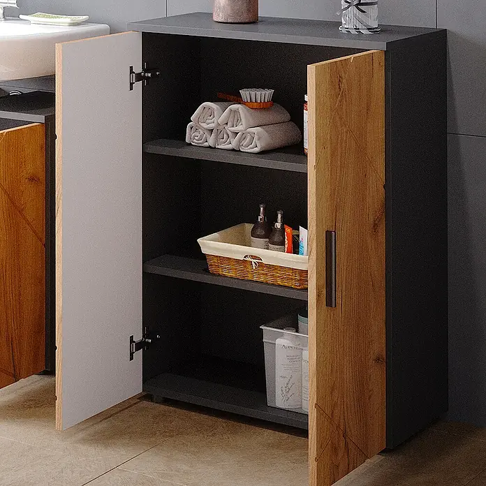 Vicco Badmöbel-Set Irma Goldkraft Eiche/Anthrazit 2 Teile, mit Midischrank - Goldkraft Eiche, Matt - Dunkelgrauer Badschrank mit hellgrauer und Holz-Tür, offen mit Handtüchern und Pflegeprodukten auf den Regalen.
