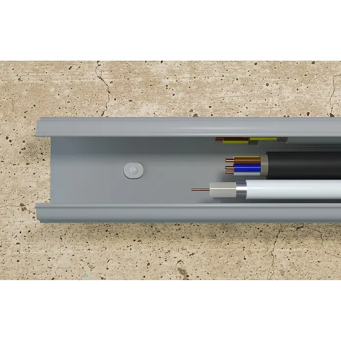Fischer Universal-Dübel Steckfix plus SD 30 - 4 mm - Grauer Kunststoff-Kabelkanal an einer Wand, mit ordentlich verlegten Strom- und Datenkabeln.
