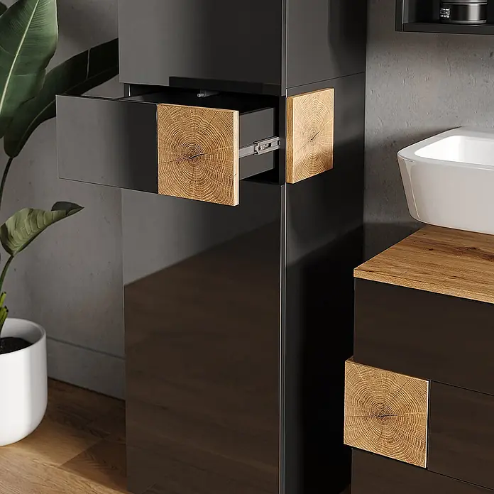 Vicco Badmöbel-Set Eden Anthrazit 5 Teile - Gesamtbreite Badmöbel: 153,1 cm, Anthrazit, Matt - Hochglanzschwarzer Schrank mit offener Schublade und Holzmaserungsfronten neben einem Waschbecken.