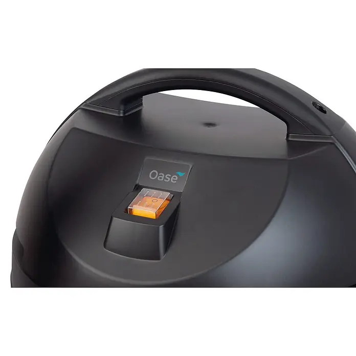 Oase Teichschlammsauger PondoVac Classic - 1.400 W, Tankvolumen: 27 l - Aufsicht auf ein schwarzes Oase-Gerät mit Griff und orangefarbenem Netzschalter unter einer klaren Abdeckung.