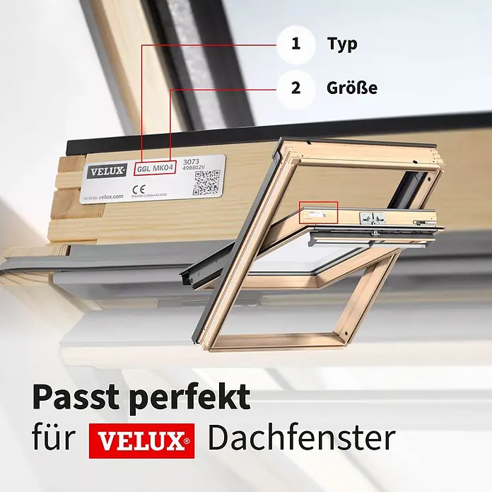 Dachfensterrollo Sky 2.0 - C02, Dunkelblau, Manuell - Hölzernes VELUX Dachfenster, teilweise geöffnet, mit Produktetikett, das den Typ GGL MK04 und Größenangaben zeigt.