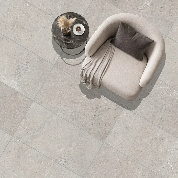 RAK Ceramics Feinsteinzeugfliese Valdi - 60 x 120 cm, Light Grey, Matt - Hellgraue Bodenfliesen in Steinoptik mit sichtbaren Fugen, in einem modernen Innenraum dargestellt.