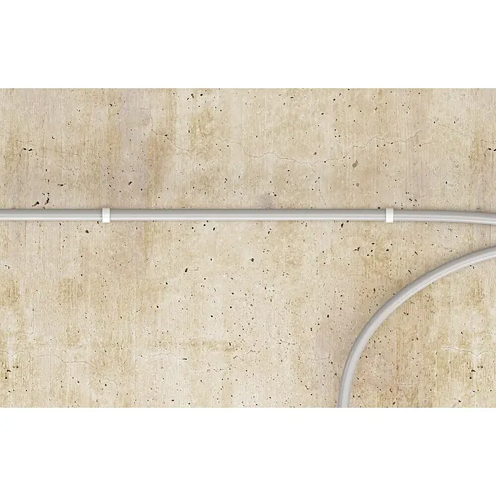 Fischer Universal-Dübel Zwillingsschelle Steckfix plus ZS 28 - 31 Millimeter (mm) - Hellgraue Elektrokabelkanäle mit weißen Clips an einer strukturierten Betonwand montiert.