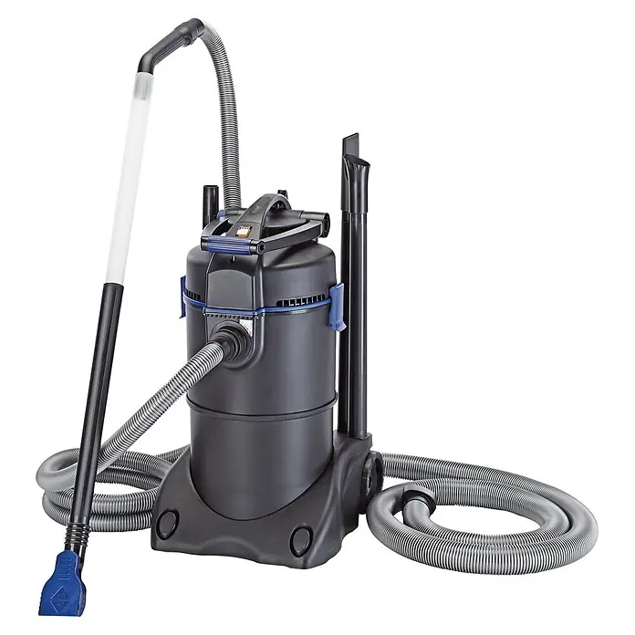 Oase Teichschlammsauger PondoVac 3 - 1.600 W, 27 l - Schwarzer und blauer Teichsauger mit grauen Schläuchen und langer Reinigungsstange mit blauer Düse.