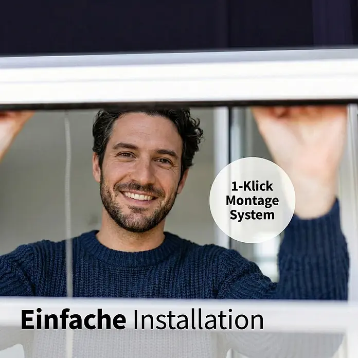 Dachfensterrollo Sky 2.0 - C02, Dunkelblau, Manuell - Lächelnder Mann installiert einfach ein weißes Fenstergitter mit 1-Klick-Montagesystem.