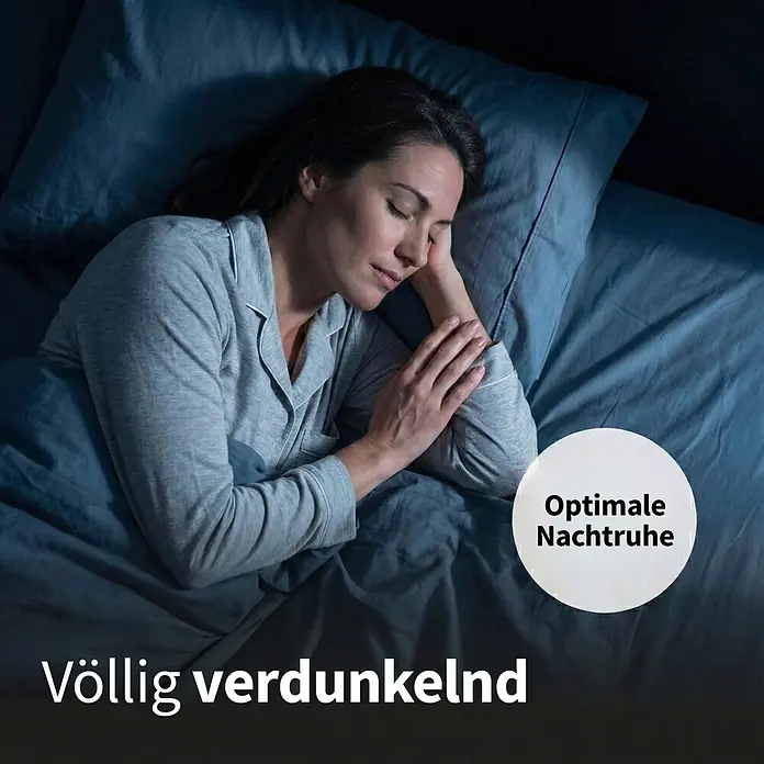 Dachfensterrollo Sky 2.0 - C02, Dunkelblau, Manuell - Frau schläft tief und fest in einem dunklen Raum, symbolisiert optimale Nachtruhe durch vollständige Verdunkelung.