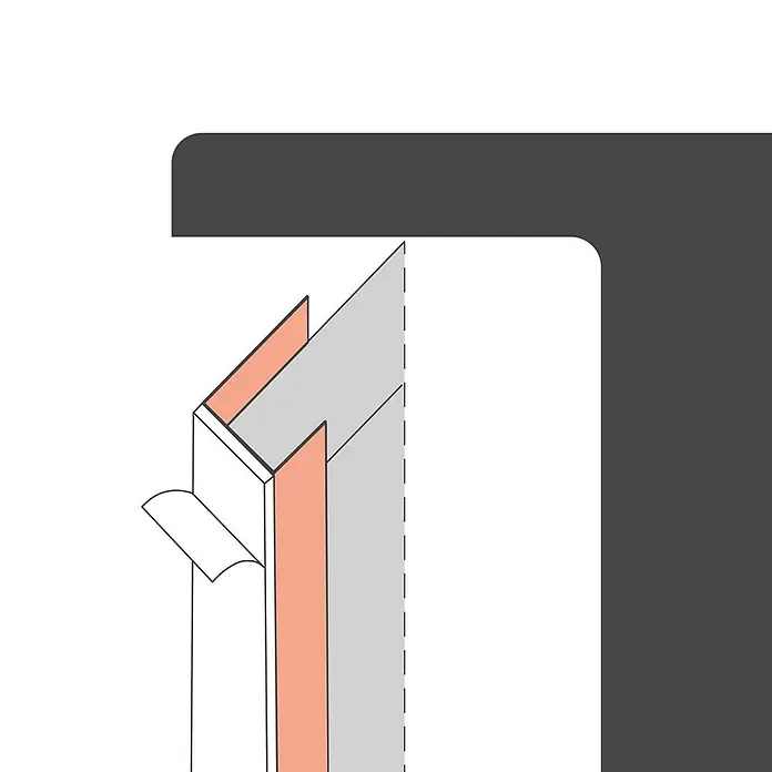Protektor Kantenschutz für Trockenbau 50x 3735 Einfassprofil 250cm PVC für 12,5mm Gipskarton selbstklebend - Weiß - Querschnitt eines Klebebands mit pfirsichfarbenem Kleber und weißer Abziehfolie, auf eine graue Fläche geklebt.