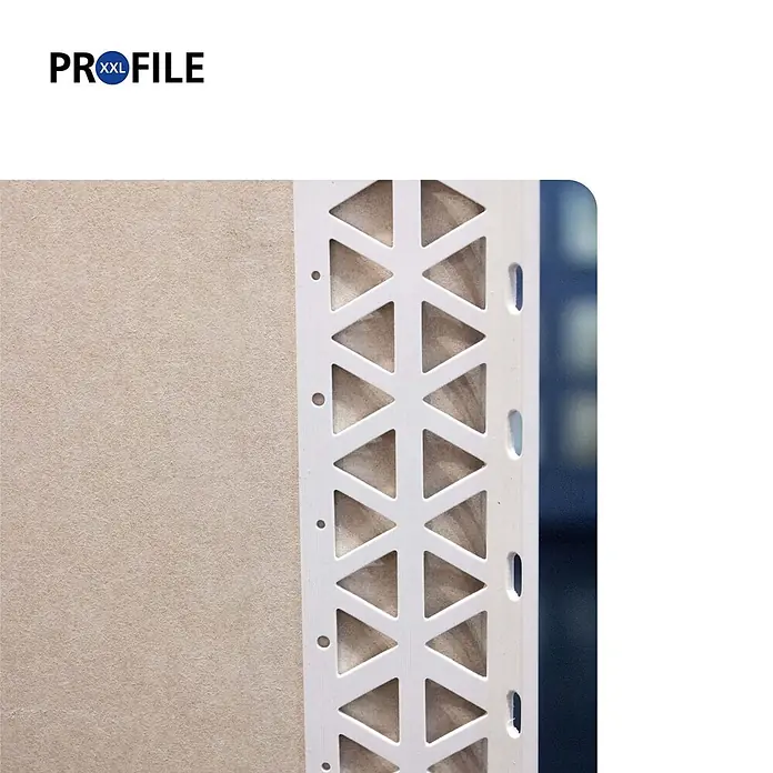 ProfileXXL Kantenschutz für Trockenbau 2,5m Eckschutzprofil 40 x 40 x 8mm Putzschiene PVC Weiß - Weiß - Weiße Eckschutzschiene aus Kunststoff mit dreieckigen Perforationen und Befestigungslöchern an einer hellbraunen Platte.