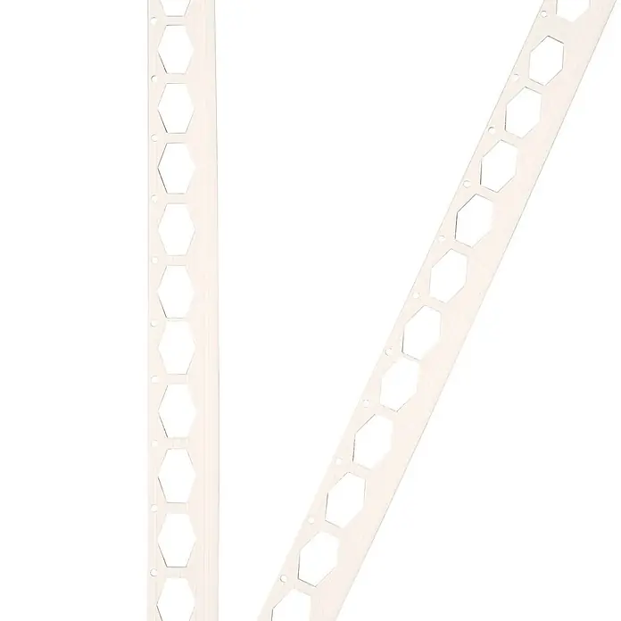 ProfileXXL Kantenschutz für Trockenbau 2,5m Abschlussprofil 25 x 6mm Putzschiene PVC Weiß - Weiß - Hellfarbige Fliesenschiene mit sechseckigen Aussparungen und kleinen runden Löchern.