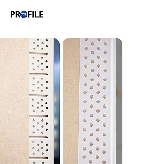 ProfileXXL Kantenschutz für Trockenbau 2,5m PVC Eckwinkel 32 x 32mm Rund Kantenschutz flexibel Trockenbau Weiß - Weiß - Weißes gelochtes Trockenbau-Eckprofil an einer Platte befestigt.
