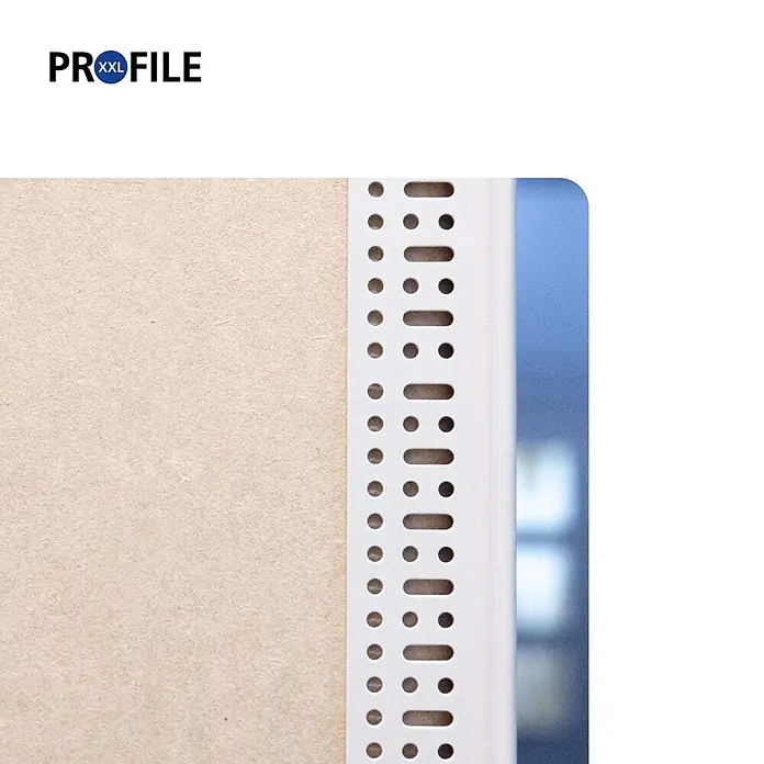 ProfileXXL Kantenschutz für Trockenbau 2,5m Eckschutzprofil 34 x 34mm Kantenschutz Trockenbau PVC Weiß - Weiß - Weißes perforiertes Abschlussprofil mit runden und länglichen Löchern auf hellbrauner Platte.