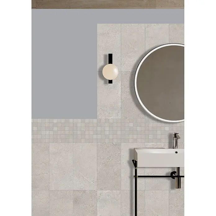 RAK Ceramics Valdi Mosaikfliese - 30 x 30 cm, Beige, Matt - Modernes Badezimmer mit weißem Waschbecken, schwarzem Rahmen, rundem Spiegel und kugelförmiger Wandleuchte.