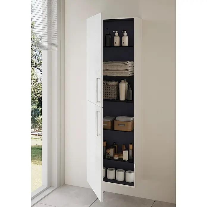 VitrA Hochschrank Root Flat - B x T x H: 57 x 27 x 180 cm, Weiß - Weißer Hochglanz Badschrank mit geöffneten Türen, der dunkle Regalböden mit Toilettenartikeln und Handtüchern zeigt.