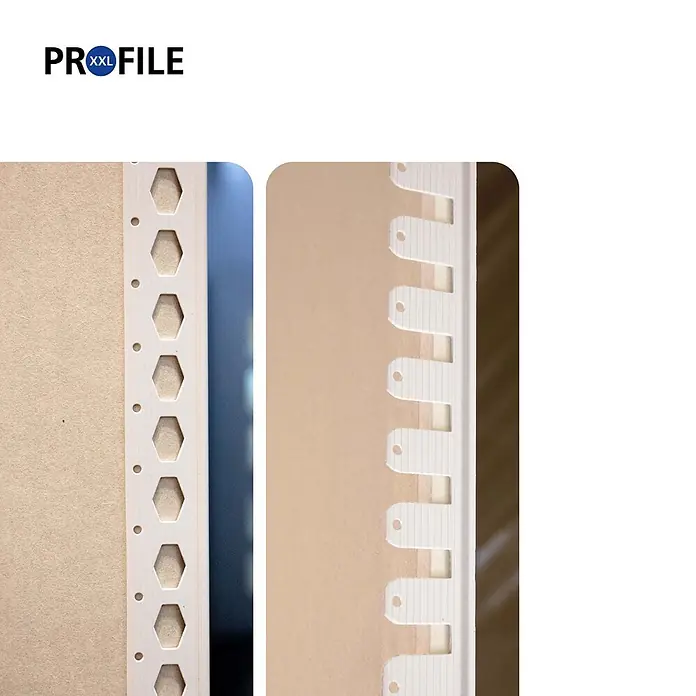 ProfileXXL Kantenschutz für Trockenbau 2,5m Eckschutzprofil flexibel 25 x 25mm Kantenschutz Trockenbau PVC Weiß - Weiß - Weiße Bauprofile: eines mit sechseckigen Löchern, das andere mit U-förmigen Schlitzen, fest auf hellbraunen Gipskartonplatten befestigt.
