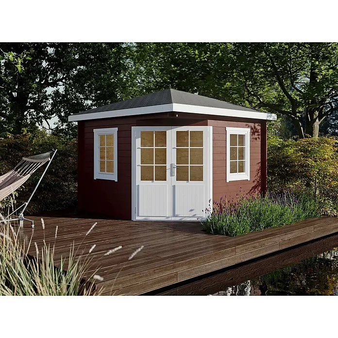 Fjordholz Gartenhaus Evelyn 3A - Außenmaß inkl. Dachüberstand (B x T): 320 x 320 cm, Holz, Naturbelassen - Dunkelroter Holzgartenpavillon mit weißem Rand und dunklem Dach auf einer Holzterrasse, an einem Teich inmitten üppiger Vegetation.