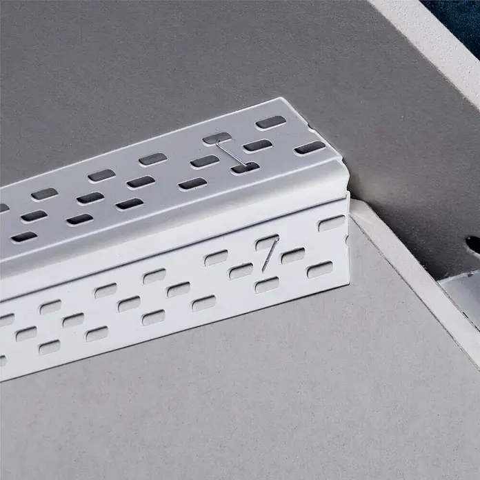 Protektor Montagezubehör für Trockenbau 25m Bewegungsfugenprofil Magic Corner Profil Weiß -  - Gelochtes Metall-Trockenbau-Eckprofil an einer Trockenbau-Fuge.