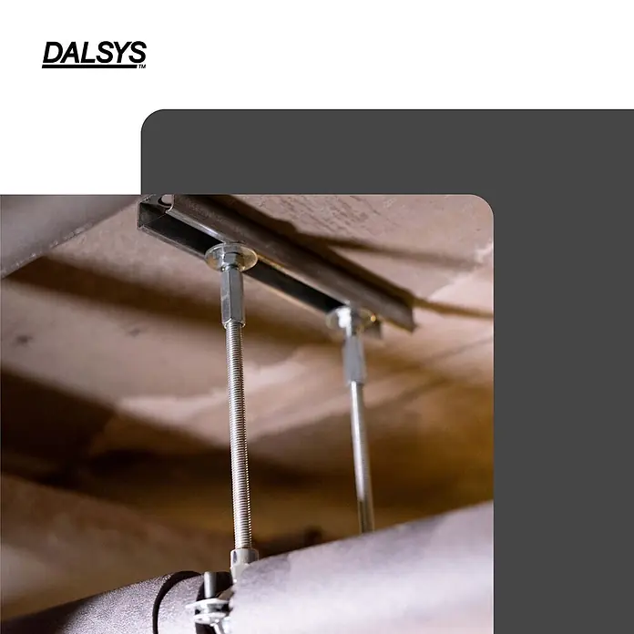 Dalsys Montagezubehör für Trockenbau 10x Montageschiene 38/40, 200cm Silber -  - Metall-Gewindestangen hängen an einer Profilschiene und stützen ein dunkles Rohr in einem Deckenaufhängungssystem.
