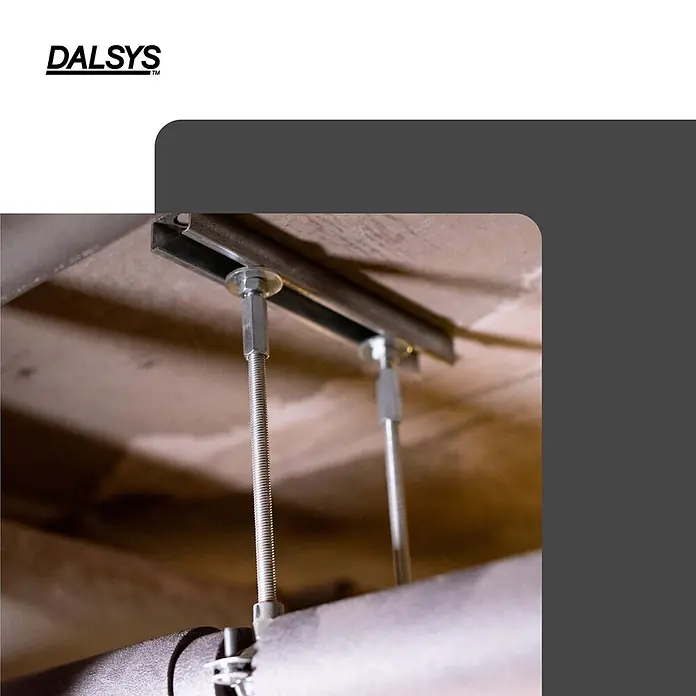 Dalsys Montagezubehör für Trockenbau 25x Schienenverbinder 38-40 Montageschiene Silber -  - Metallische Gewindestangen an einem Schienenprofil befestigt, die ein isoliertes Rohr von der Decke abhängen.