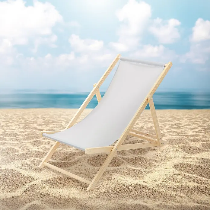 ECD Germany Garten-Liegestuhl Sonnenliege Hellgrau Klappliegestuhl 117x52x10cm Relaxliege - 1 Stk., Holz, Polyester, Hellgrau, Braun - Weißer Strandstuhl mit hellem Holzrahmen am Sandstrand am Meer.