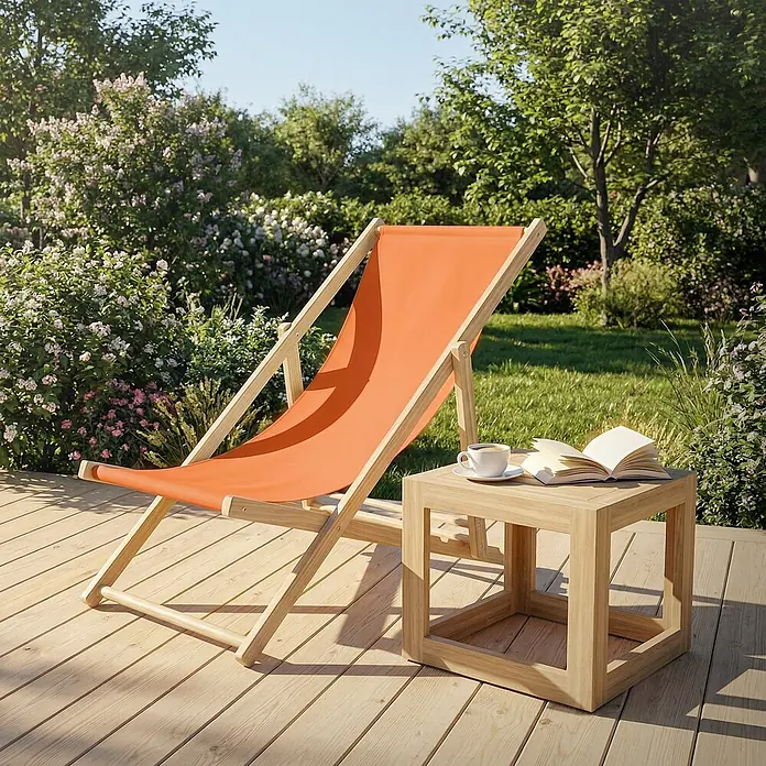 ECD Germany Garten-Liegestuhl Sonnenliege Orange Klappliegestuhl Relaxliege - 1 Stk., Holz, Polyester, Orange, Braun - Orangefarbener Liegestuhl aus Stoff und hellem Holz mit passendem Beistelltisch, Buch und Kaffee auf einer sonnigen Holzterrasse im Garten.