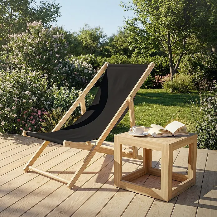 ECD Germany Garten-Liegestuhl 2er Set Sonnenliege Schwarz Klappliegestuhl Relaxliege - Holz, Polyester, Schwarz, Braun - Schwarzer Liegestuhl mit hellem Holzrahmen und passendem Beistelltisch auf der Terrasse mit Tasse und Buch.