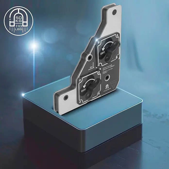 STAHLWERK Schweißzubehör-Set Zweifachschaltmagnet -  - Silberner, schwarzer Magnetschweißhalter mit zwei Schaltern, 90°-Winkel, 50 kg Haltekraft, auf dunkler blauer Plattform.