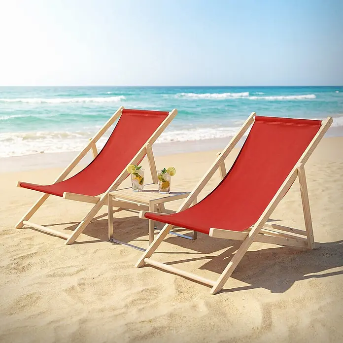 ECD Germany Garten-Liegestuhl 4er Set Sonnenliege Rot Klappliegestuhl Relaxliege - 4 Stk., Holz, Polyester, Rot, Braun - Zwei rote Holzliegestühle und ein kleiner Tisch mit Getränken an einem Sandstrand am Meer.