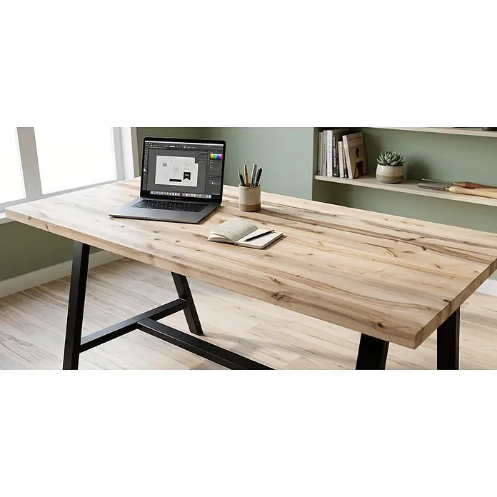 Exclusivholz Tischplatte - Birke, 200 x 80 x 2,7 cm - Geräumiger Schreibtisch aus hellem Holz mit schwarzen Metallbeinen, eingerichtet als moderner Arbeitsplatz mit Laptop und Stiften.