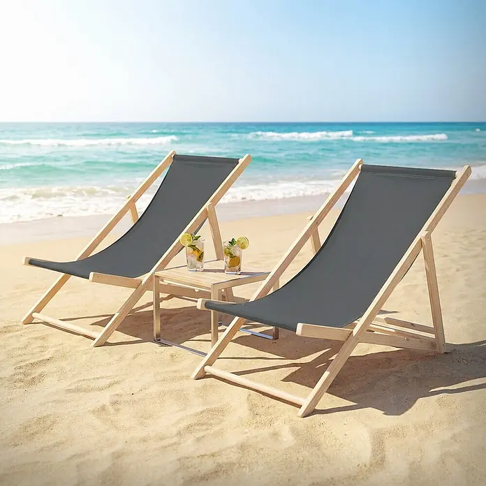 ECD Germany Garten-Liegestuhl 10er Set Sonnenliege Anthrazit Klappliegestuhl Relaxliege - Holz, Polyester, Anthrazit, Braun - Zwei dunkelgraue Stoff-Strandstühle mit hellem Holzrahmen und passendem Tisch am Sandstrand mit zwei Erfrischungsgetränken.