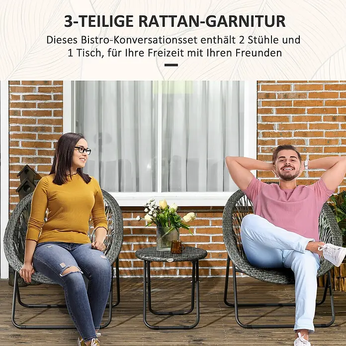 Outsunny Gartenstuhl-Set 3-teilig, mit Tisch -  - 3-teiliges dunkelgraues Rattan-Bistroset mit 2 Stühlen und 1 Tisch auf einer Holzterrasse, von zwei Personen zur Freizeit genutzt.