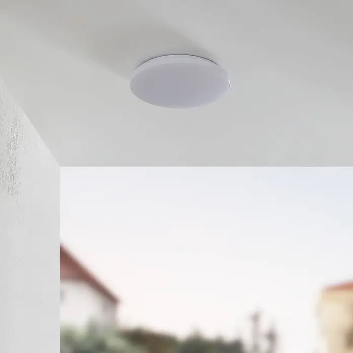 Lindby Außenwand- & Deckenleuchte Doki - weiß / opal, IP44 - Runde weiße LED-Deckenleuchte bündig an der Decke montiert.