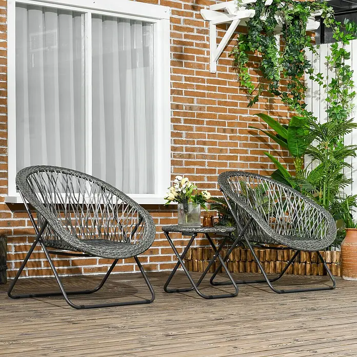 Outsunny Gartenstuhl-Set 3-teilig, mit Tisch -  - Graues Rattan-Outdoor-Bistro-Set mit zwei geflochtenen Stühlen und einem passenden Tisch auf einer Holzterrasse.
