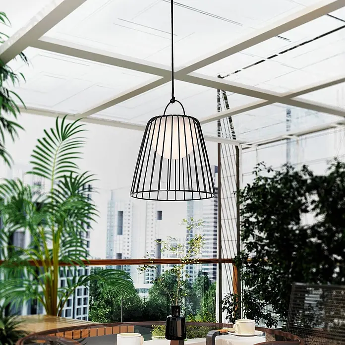 Lindby Außenwand- & Deckenleuchte Levino - schwarz, IP44 - Schwarze Drahtkäfig-Pendelleuchte mit weißem kugelförmigem Diffusor, von der Decke in einem modernen Wintergarten hängend.