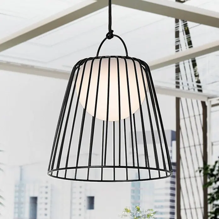 Lindby Außenwand- & Deckenleuchte Levino - schwarz, IP44 - Schwarze konische Hängeleuchte aus Metallkäfig mit internem weißem Kugeldiffusor, von der Decke hängend.