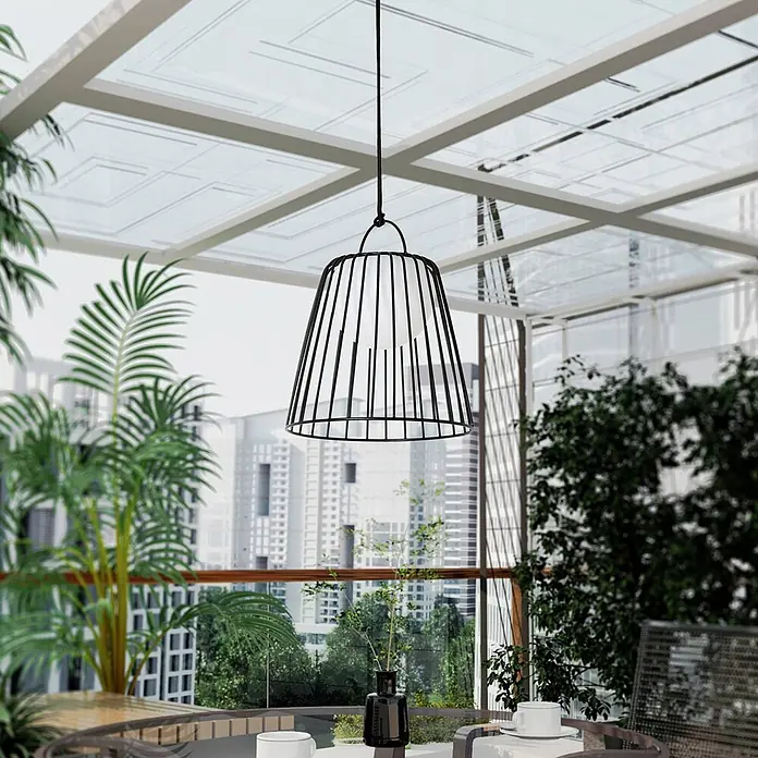 Lindby Außenwand- & Deckenleuchte Levino - schwarz, IP44 - Schwarze Hängelampe aus Metallgitter in einem hellen Wintergarten.