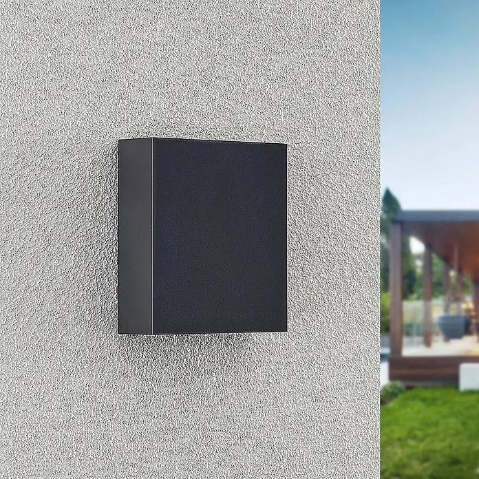 Lindby Außenwandleuchte Ugar - schwarz, schwarz, IP65 - Schwarze rechteckige Außenleuchte an einer strukturierten Wand.