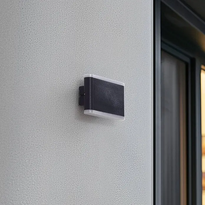 Lindby Außenwandleuchte Elvi - schwarz, IP54 - Dunkelgraue, rechteckige Außenwandleuchte mit transluzenten weißen Kanten.