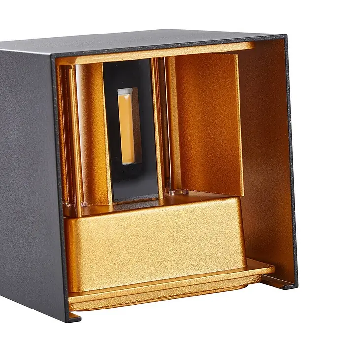 Lindby Außenwandleuchte Nivar - 10 x 10 x 10 cm, schwarz, IP54 - Rechteckige, dunkelgraue Leuchte mit goldenem Interieur und warmweißer LED-Lichtquelle.