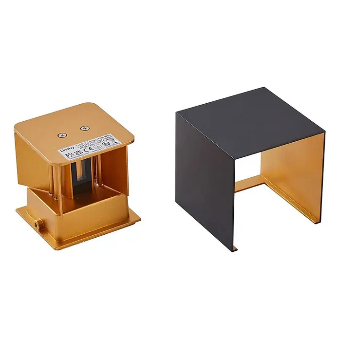 Lindby Außenwandleuchte Nivar - 10 x 10 x 10 cm, schwarz, IP54 - Goldene LED-Außenwandleuchte mit quadratischem Design und schwarz-goldener Abdeckung.