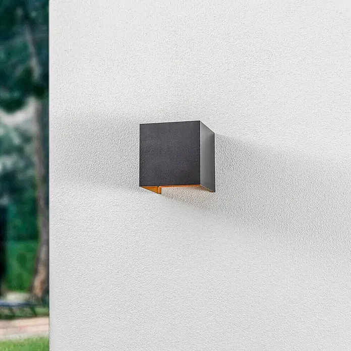 Lindby Außenwandleuchte Nivar - 10 x 10 x 10 cm, schwarz, IP54 - Quadratische dunkelgraue Außenwandleuchte mit orangefarbener Innenseite.