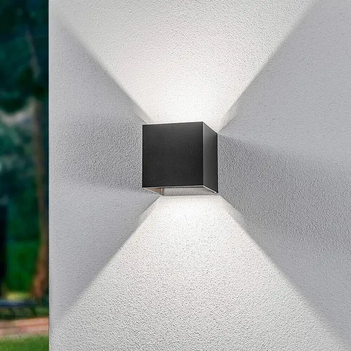 Lindby Außenwandleuchte Nivar - schwarz, IP54 - Schwarze quadratische Außenwandleuchte mit beidseitiger Lichtemission.