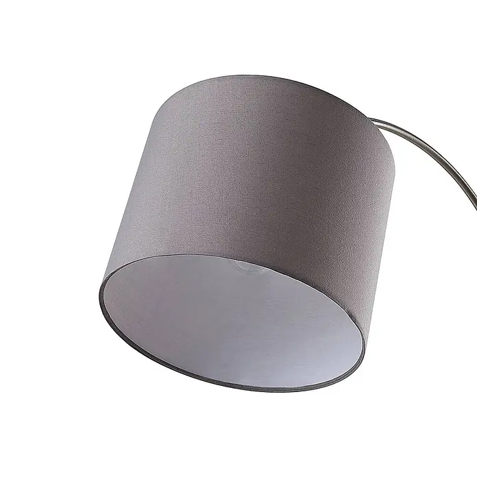 Lindby Stehleuchte Keriba - Höhe: 150,2 cm, alu / grau / zink, alu / grau / zink, E27 - Grauer, zylindrischer Stoff-Lampenschirm mit weißer Innenseite, an einem Metallarm befestigt.