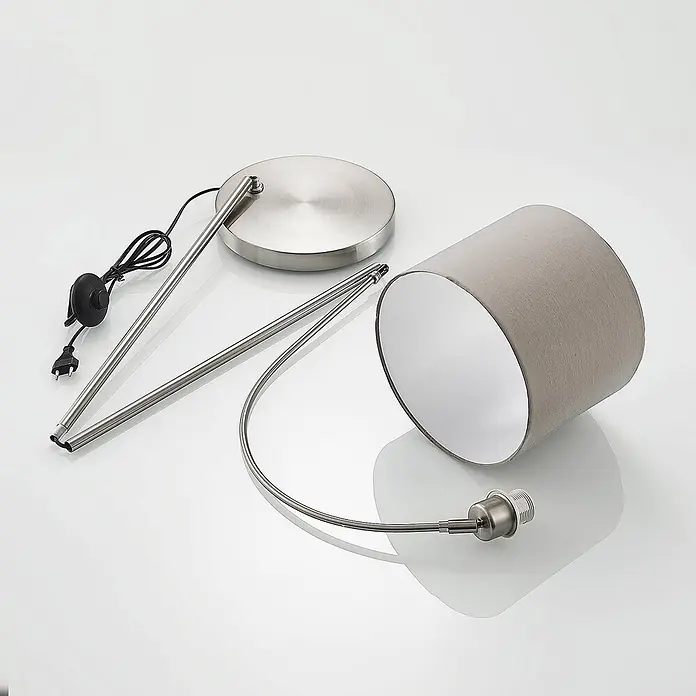 Lindby Stehleuchte Keriba - Höhe: 150,2 cm, alu / grau / zink, alu / grau / zink, E27 - Zerlegte Stehleuchte mit gebürsteten Metallteilen, grauem Stoffschirm und schwarzem Netzkabel.