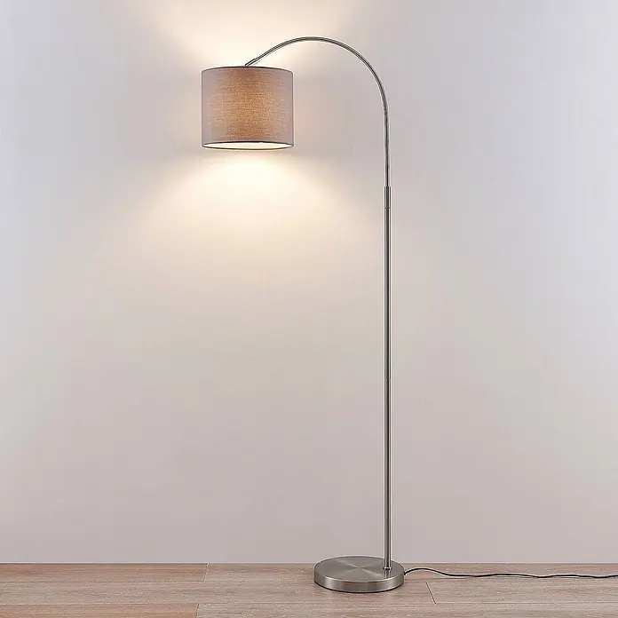 Lindby Stehleuchte Keriba - Höhe: 150,2 cm, alu / grau / zink, alu / grau / zink, E27 - Bogen-Stehlampe mit gebürstetem Metallgestell und rundem grauem Stoffschirm, spendet Umgebungslicht.
