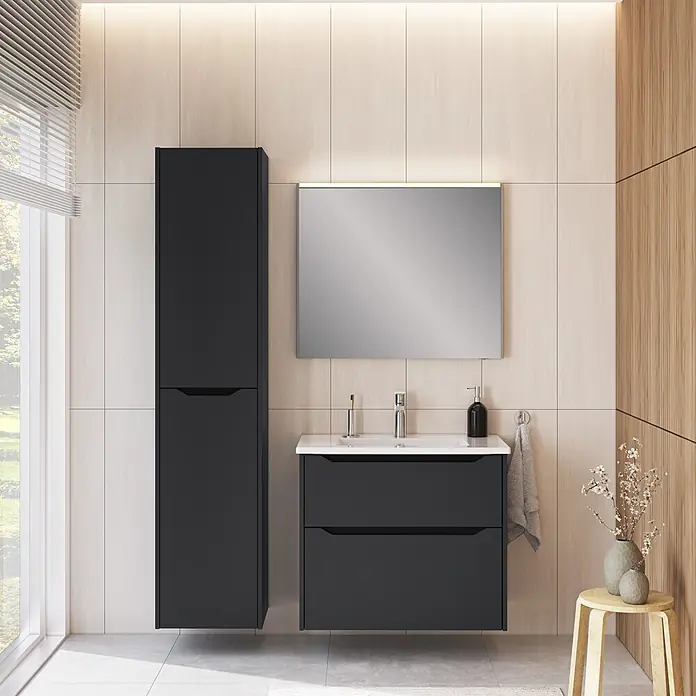VitrA Integra Square Badmöbel-Set - Gesamtbreite Badmöbel: 80 cm, Graphit, Matt - Schwarzer Bad-Waschtisch mit Waschbecken und passendem Hochschrank in einem modernen Badezimmer.