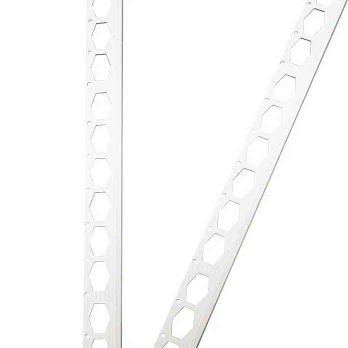 ProfileXXL Kantenschutz für Trockenbau 2,5m Abschlussprofil 25 x 4mm Putzschiene PVC Weiß - Weiß - Weißes PVC-Profil mit sechseckigen Perforationen und Rundlöchern, als Fliesen- oder Putzleiste verwendet.
