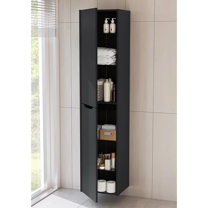 VitrA Integra Square Hochschrank - B x T x H: 40 x 37 x 180 cm, Graphit, Inklusive 4 Glaseinlegeböden, DIN Anschlag: Links - Hoher, dunkelgrauer Badschrank mit offener Tür, der Regale mit Handtüchern und Toilettenartikeln neben einem Fenster zeigt.
