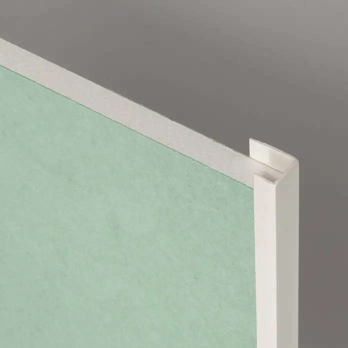 Protektor Kantenschutz für Trockenbau 50x 3741 Einfassprofil 250cm PVC für 12,5mm Gipskarton Weiß - Weiß - Weißes Eckprofil an der Kante einer grünen Gipskartonplatte.