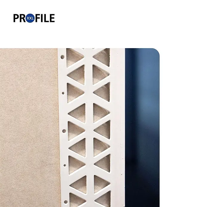 ProfileXXL Kantenschutz für Trockenbau 2,5m Eckschutzprofil 40 x 40 x 6mm Putzschiene PVC Weiß - Weiß - Weißes Kunststoff-Eckprofil mit dreieckigen Perforationen, an einer Platte montiert.