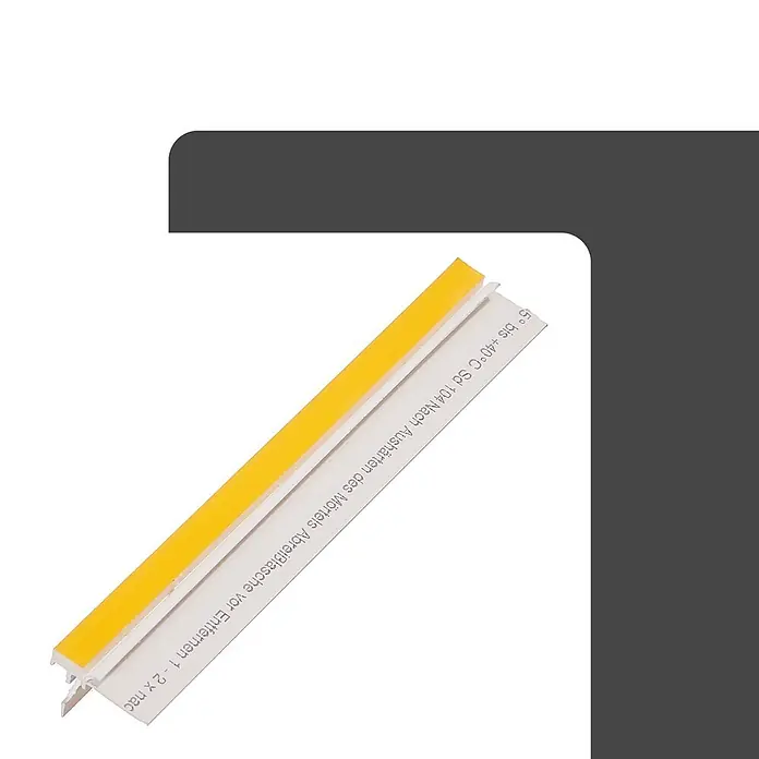 Protektor Kantenschutz für Trockenbau 40x Anputzleiste 260cm x 9mm PVC Schutzlippe Innen- und Außenputz - Weiß - Weißes T-Profil mit gelbem Klebestreifen und Aufschrift, wahrscheinlich für Bauanwendungen oder Abdichtungen.